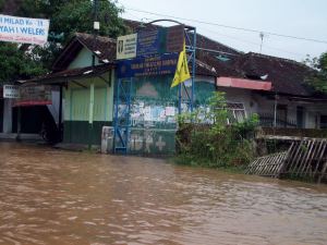 banjir-di-jalan-depan-sekolah